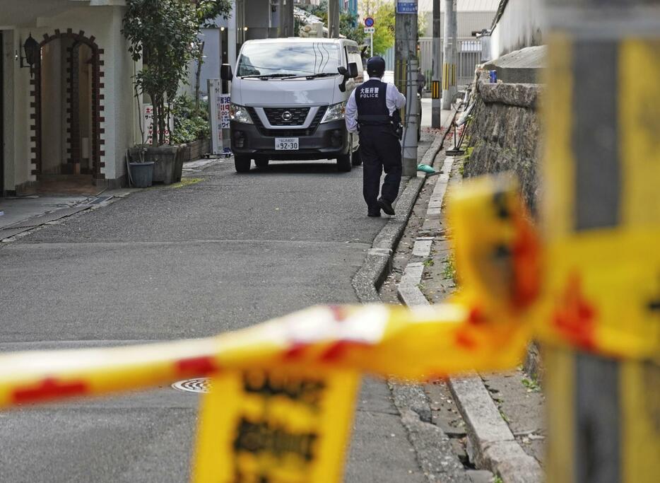 規制線が張られた大阪市天王寺区の現場周辺＝17日午前