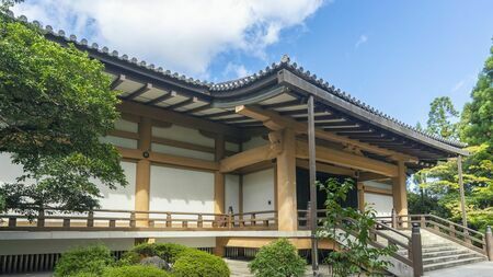 三条天皇ゆかりの広隆寺（写真： でじたるらぶ / PIXTA）