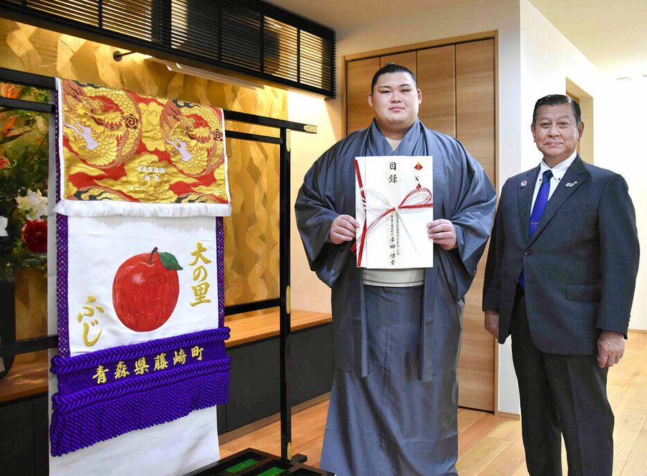 記念撮影をする藤崎町の平田町長（右）と大の里（カメラ・大西健太）