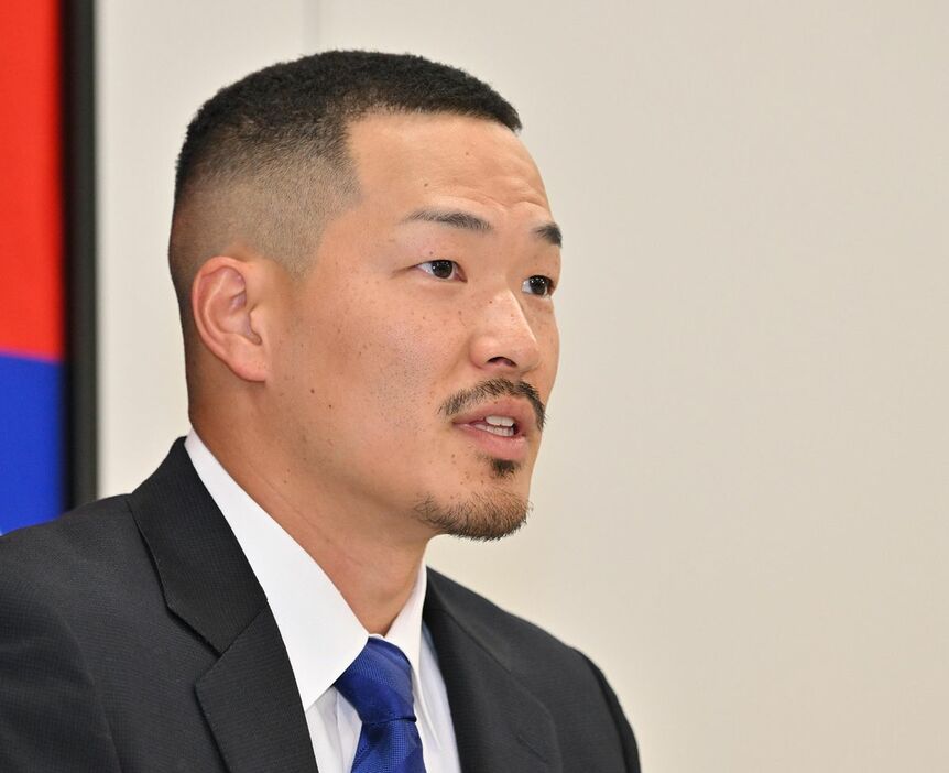 契約更改し、記者会見する川越