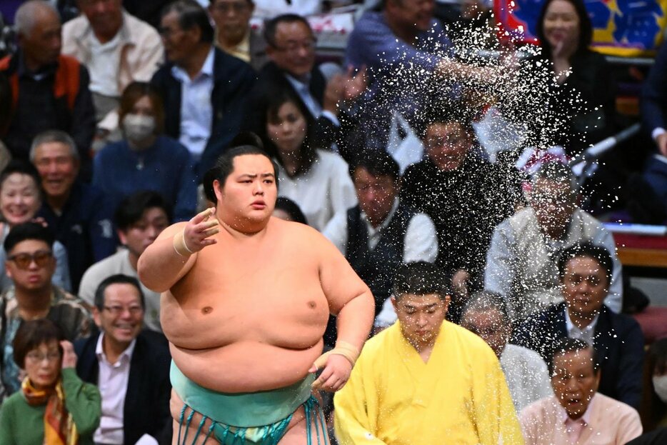 満員札止めが続く九州場所。琴桜が土俵に上がると大きな歓声が飛ぶ