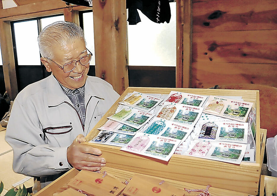 合格祈願で人気がある「すべらないお守り」＝氷見市胡桃の火神社