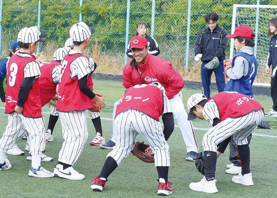 子どもたちに指導する梅原選手(中央)