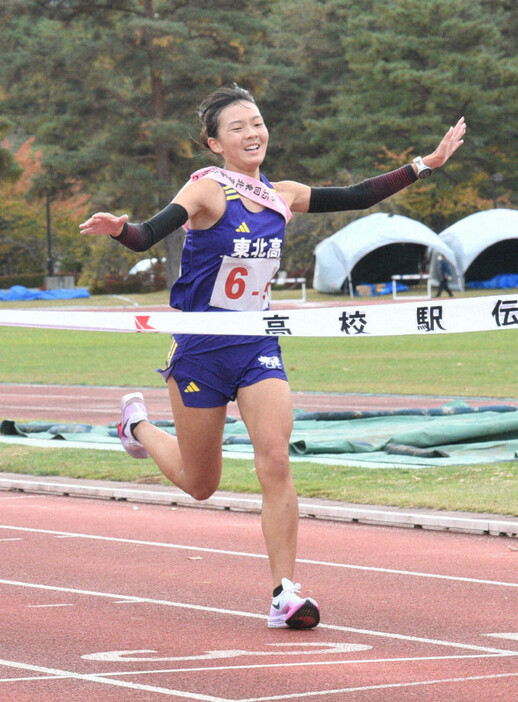 東北高校女子駅伝で3位に入り東北地区代表での都大路出場を決めた東北のアンカー・横山香里奈＝岩手県花巻市で2024年11月7日午前11時14分、百武信幸撮影