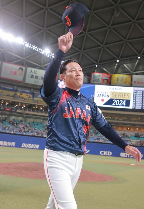 ファンの拍手に応える井端監督（カメラ・上村　尚平）