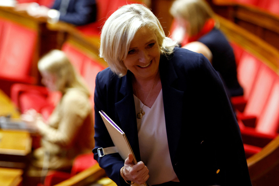 　フランス極右政党、国民連合（ＲＮ）の指導者マリーヌ・ルペン氏（写真）は１１月２０日、政府予算案にＲＮの生活費高騰を巡る懸念が反映されない場合、バルニエ首相率いる内閣を不信任投票で退陣に追い込む考えだと警告した。１０月２２日、パリで撮影（２０２４年　ロイター/Stephanie Lecocq）