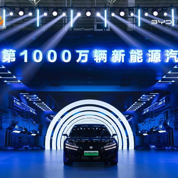 BYDの1000万台目の新エネルギー車としてラインオフされた「デンツァ Z9」。