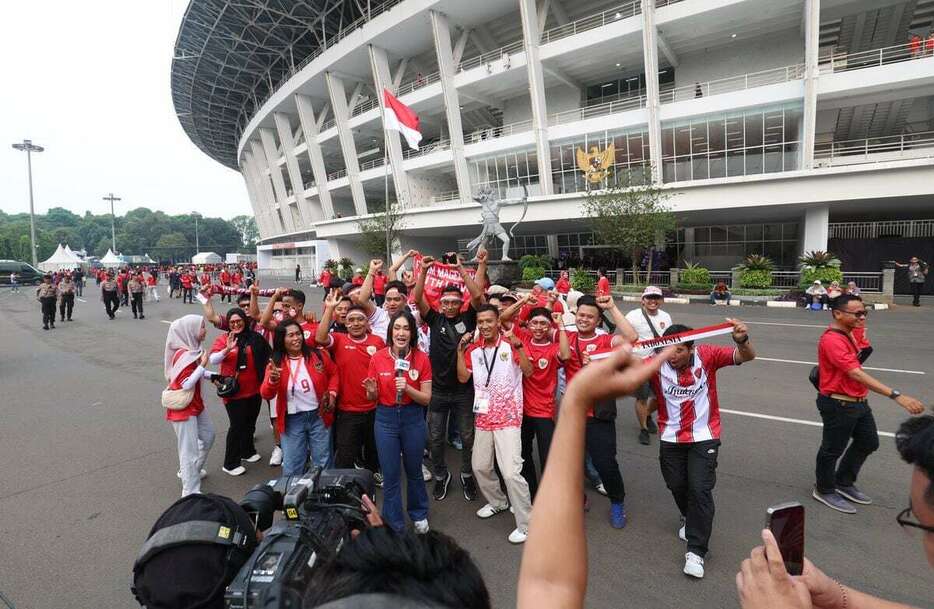 試合前から盛り上がるインドネシアメディアとサポーター＝ジャカルタ（撮影・蔵賢斗）