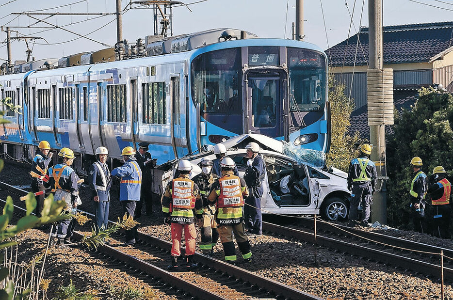 普通列車と衝突し、引きずられて大破した乗用車＝８日午前９時２分ごろ、小松市今江町５丁目