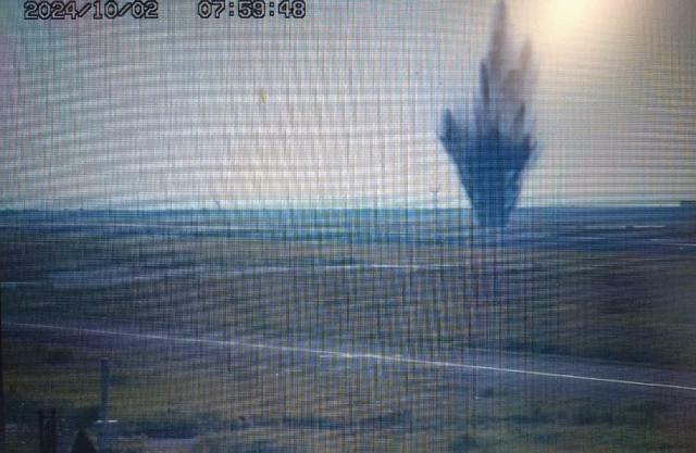 宮崎空港の誘導路で不発弾が爆発した瞬間の映像（航空大学校提供）