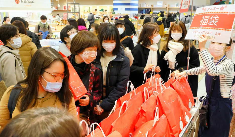 2024年の大丸札幌店の初売りで福袋を買い求める人たち=1月2日