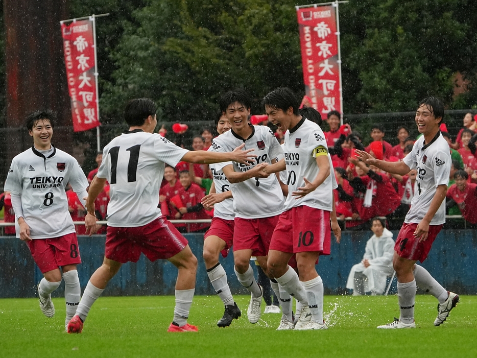 先制点を決め、喜びを爆発させるFW加藤隆成(3年=帝京大可児中)(Tatsuya TAKEUCHI/GEKISAKA)