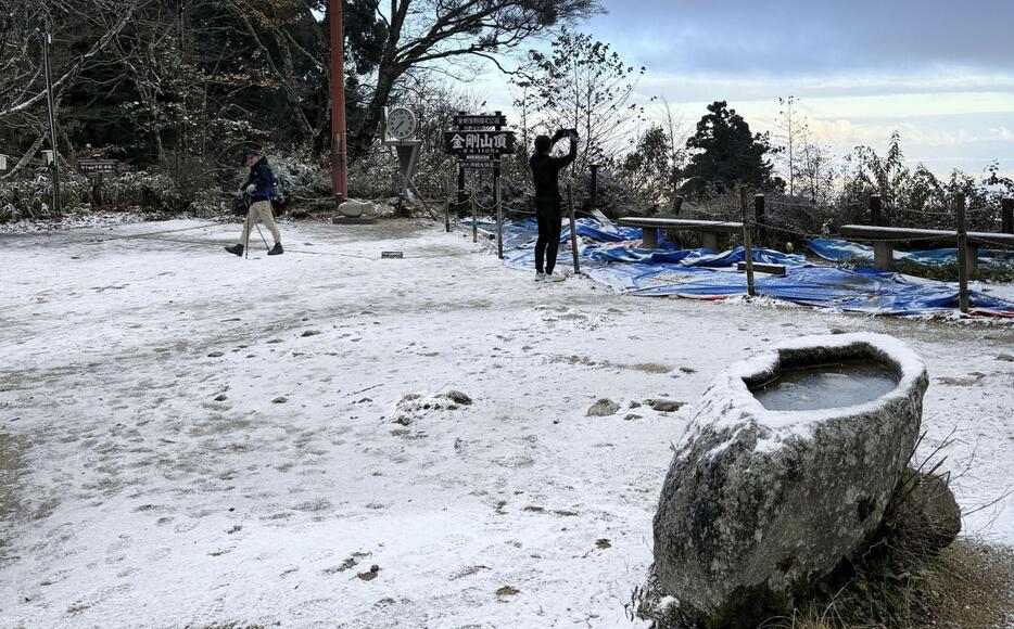 初冠雪が確認された、大阪府と奈良県にまたがる金剛山の山頂付近＝30日午前