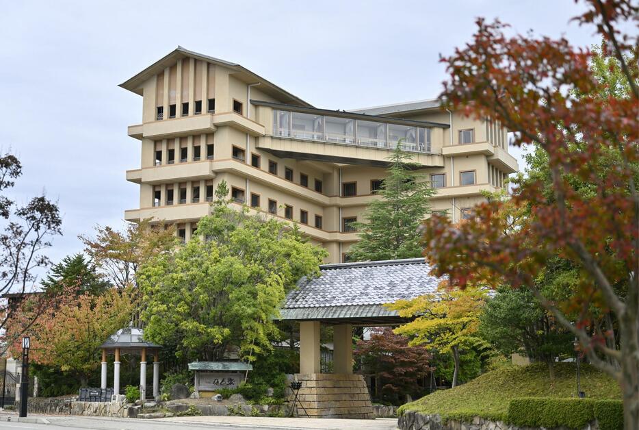 一般客の宿泊受け入れを再開した温泉旅館「日本の宿　のと楽」＝1日午後、石川県七尾市の和倉温泉