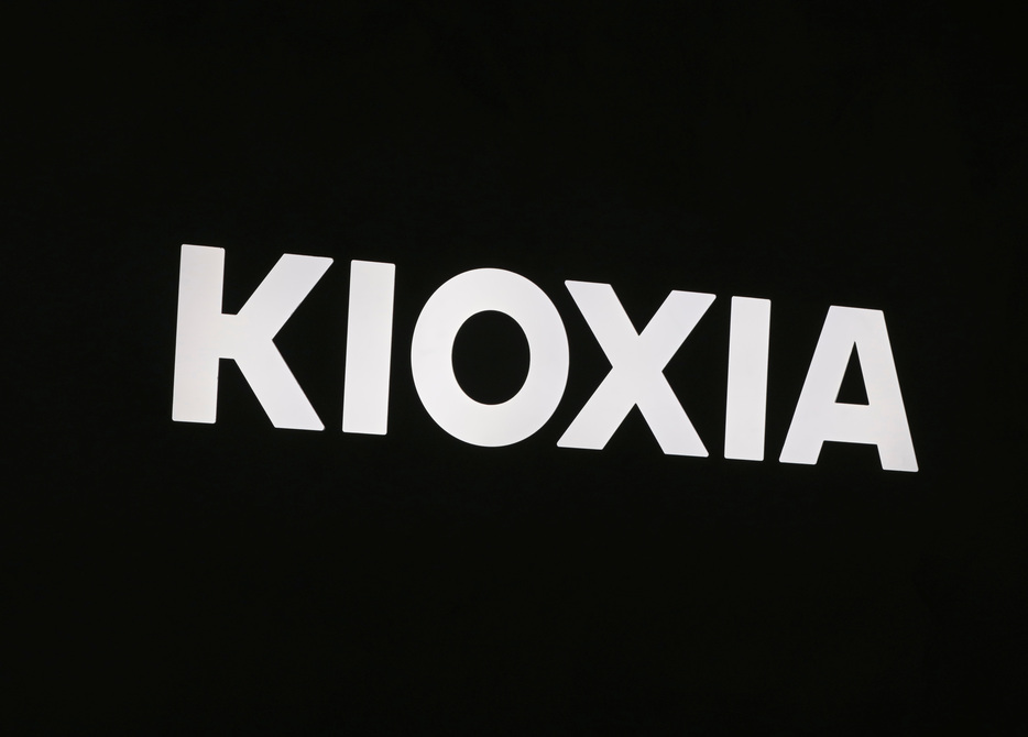 　１１月８日、半導体大手のキオクシアは、関東財務局に有価証券届出書を提出し、今年１２月から来年６月に上場する予定だと明らかにした。写真はキオクシアのロゴ。２０２１年９月、都内で撮影（２０２４年　ロイター/Kim Kyung-Hoon）