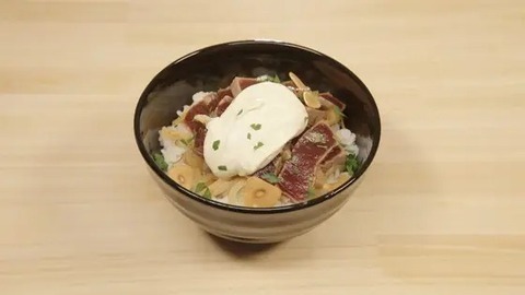 「マグロといぶりがっこのマスカルポーネ丼」