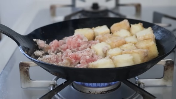 材料をフライパンで炒めます