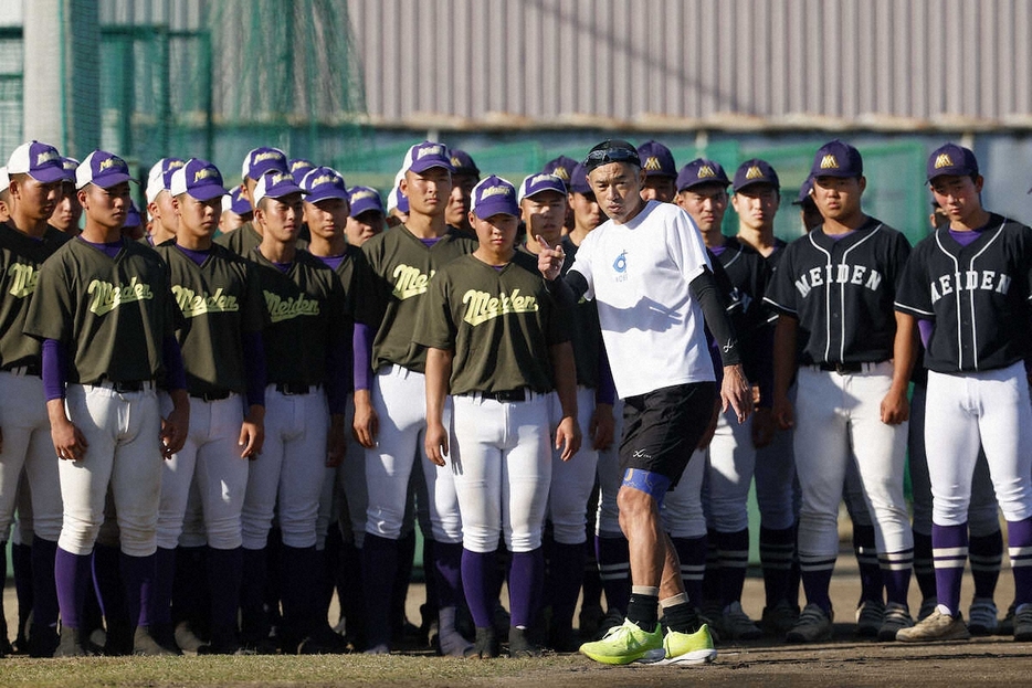 愛工大名電高野球部を指導するイチロー氏