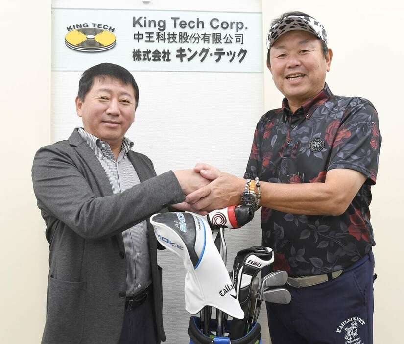 シニアゴルフツアー参戦にあたり、キングテック・王遠耀社長と握手するデーブ大久保＝東京・中央区（撮影・高橋朋彦）