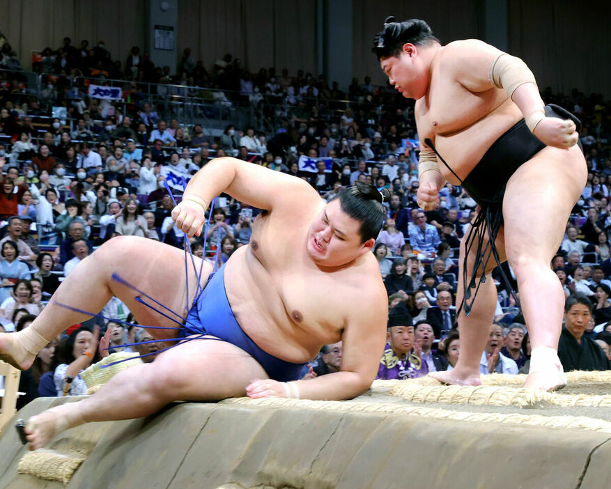 阿炎（右）にすくい投げで敗れた大の里（カメラ・朝田　秀司）