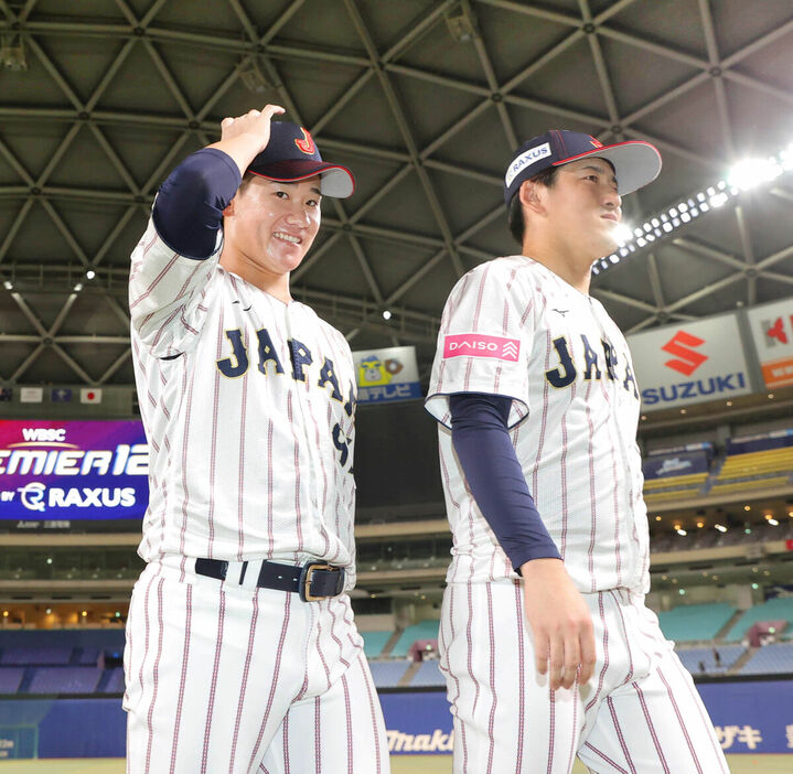 練習前、隅田（右）と笑顔を見せながら話をする井上（カメラ・渡辺　了文）