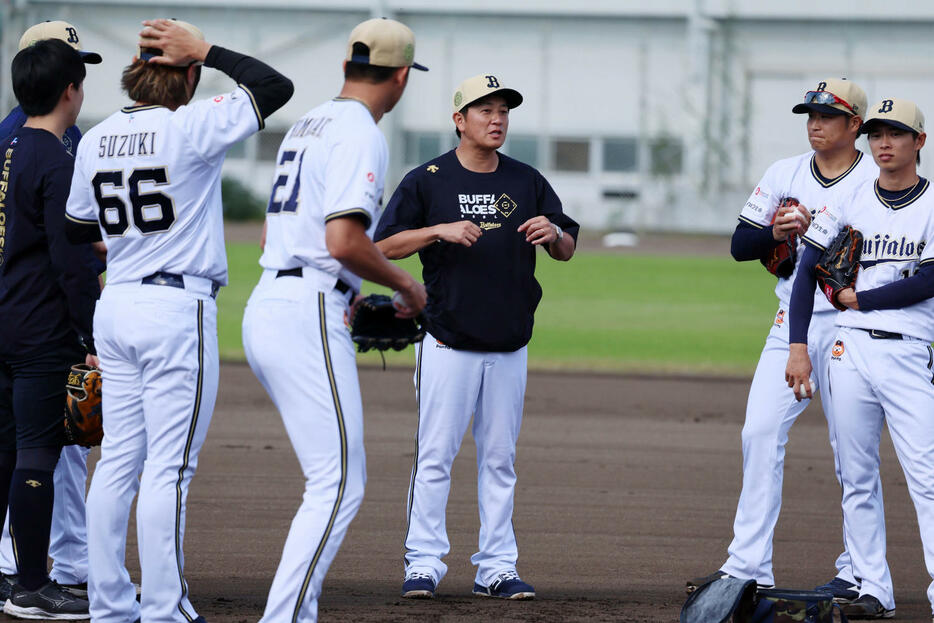 投手のけん制練習でアドバイスを送るオリックス川島コーチ（撮影・加藤哉）