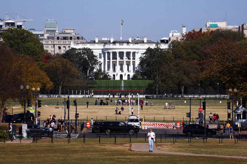 　１１月１０日、サリバン米大統領補佐官は、バイデン大統領がトランプ次期大統領にウクライナ支援から手を引かないよう求める考えだと明らかにし、１３日に予定する両氏の会談では国内外の政策上の優先事項について話し合うとの見通しを示した。６日、ホワイトハウス前で撮影（２０２４年　ロイター/Hannah McKay）