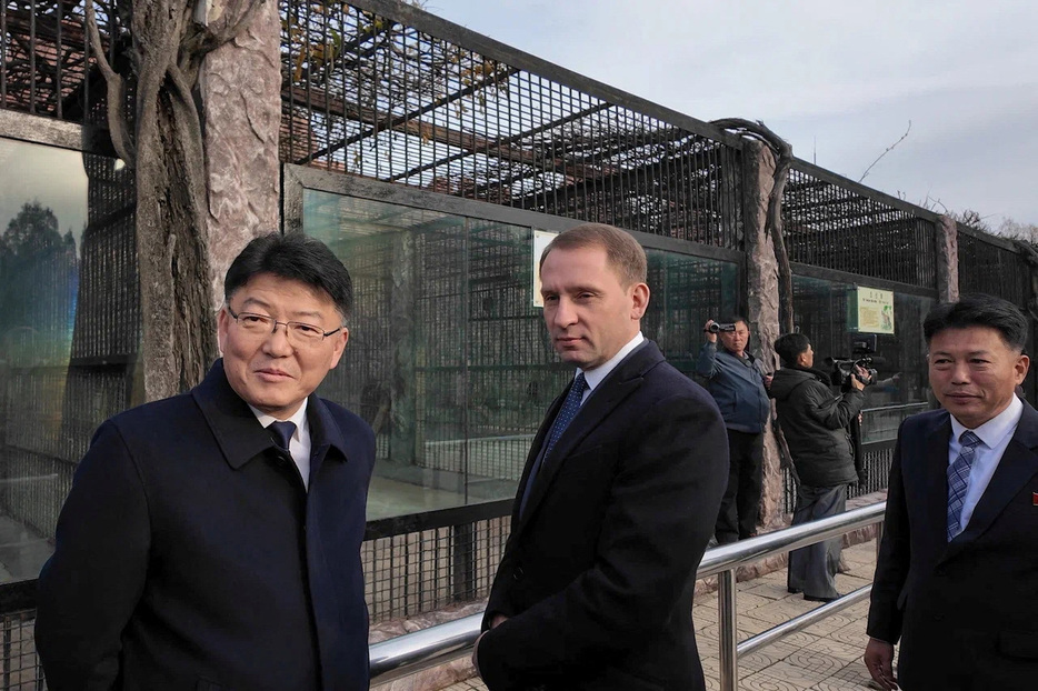 　ロシア政府は２０日、７０匹以上の動物をモスクワの動物園から北朝鮮の首都平壌の動物園に送ったと発表した。写真中央はロシアのコズロフ天然資源相。平壌で代表撮影（２０２４年　ロイター）