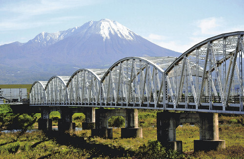 大山をバックにした景観が親しまれている日野橋（米子市で）