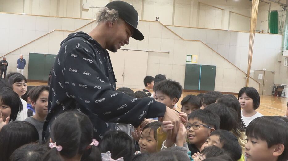 子どもたちに囲まれる水谷選手