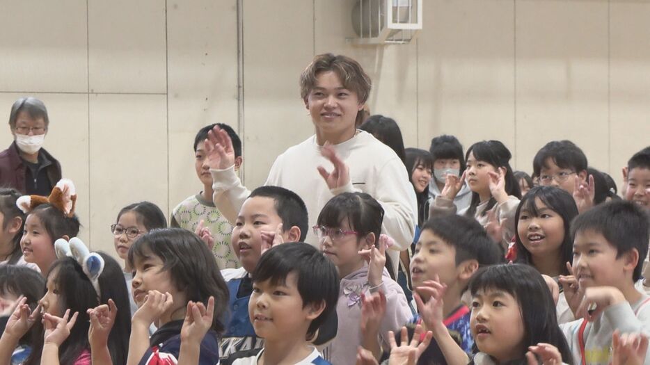 子どもたちとキツネダンスを踊る田宮選手