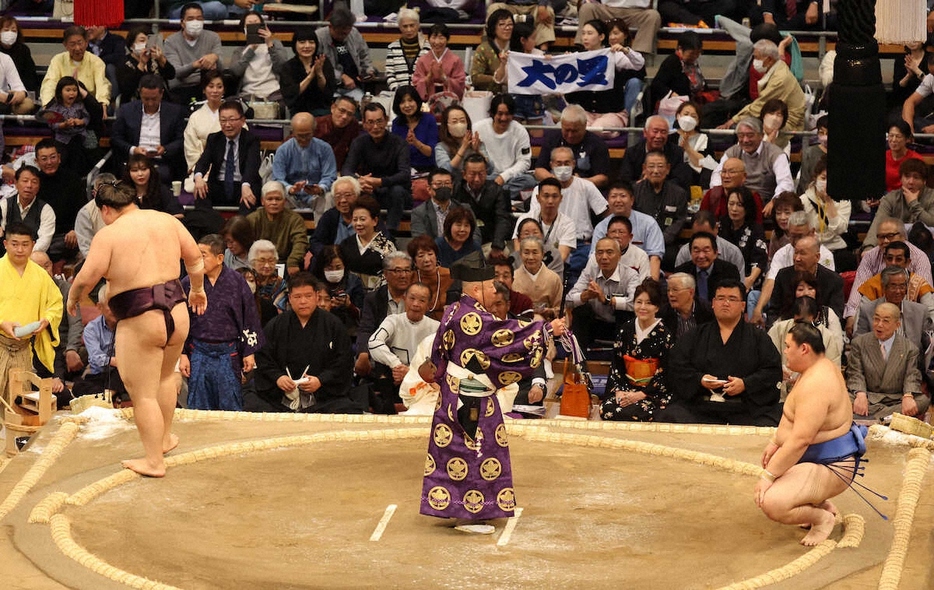 王鵬（左）を押し倒しで下した大の里（撮影・成瀬　徹）　　