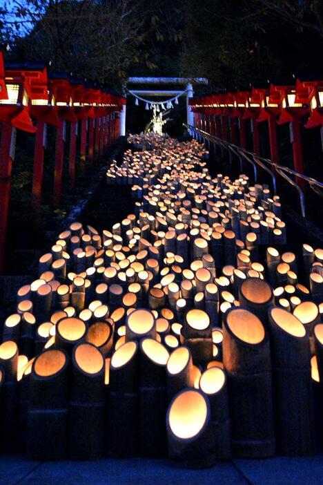 竹灯籠が並べられた遠見岬神社の石段＝24日夕