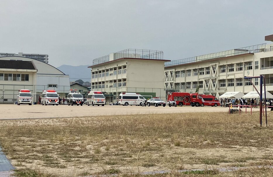 爆発でけが人が出た五日市南小の校庭（16日午後1時45分ごろ、広島市佐伯区海老園3丁目）