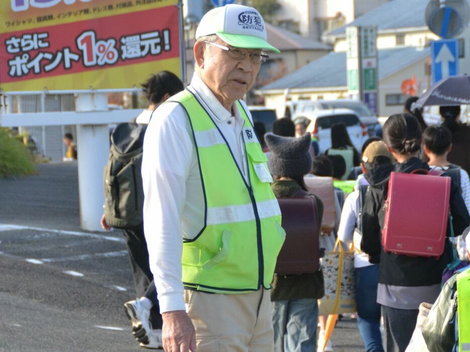 富雄北小学校の通学路で見守り活動に取り組む上田忠雄さん＝奈良市