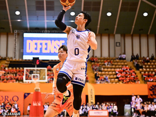 チームハイタイの17得点をマークした細谷将司（中央）［写真］＝B.LEAGUE