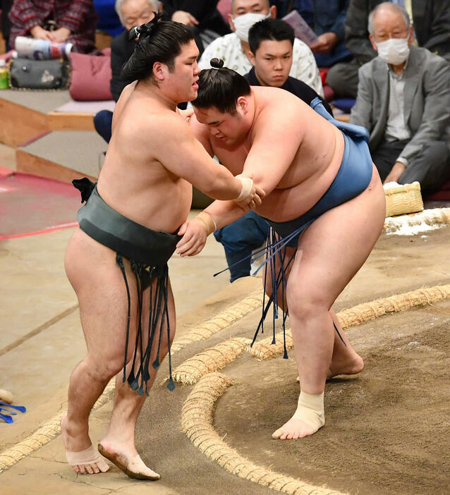 大相撲九州場所8日目　阿武剋（右）は朝紅龍を寄り切りで破る（撮影・岩下翔太）