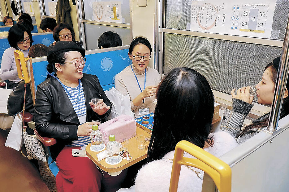 地酒の味を楽しむ参加者＝高岡市内