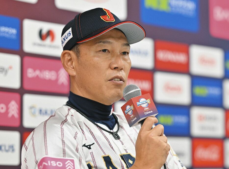 試合前日、記者会見で質問に答える井端監督