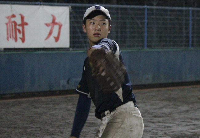 キャッチボールをする立花学園・根本奨大投手