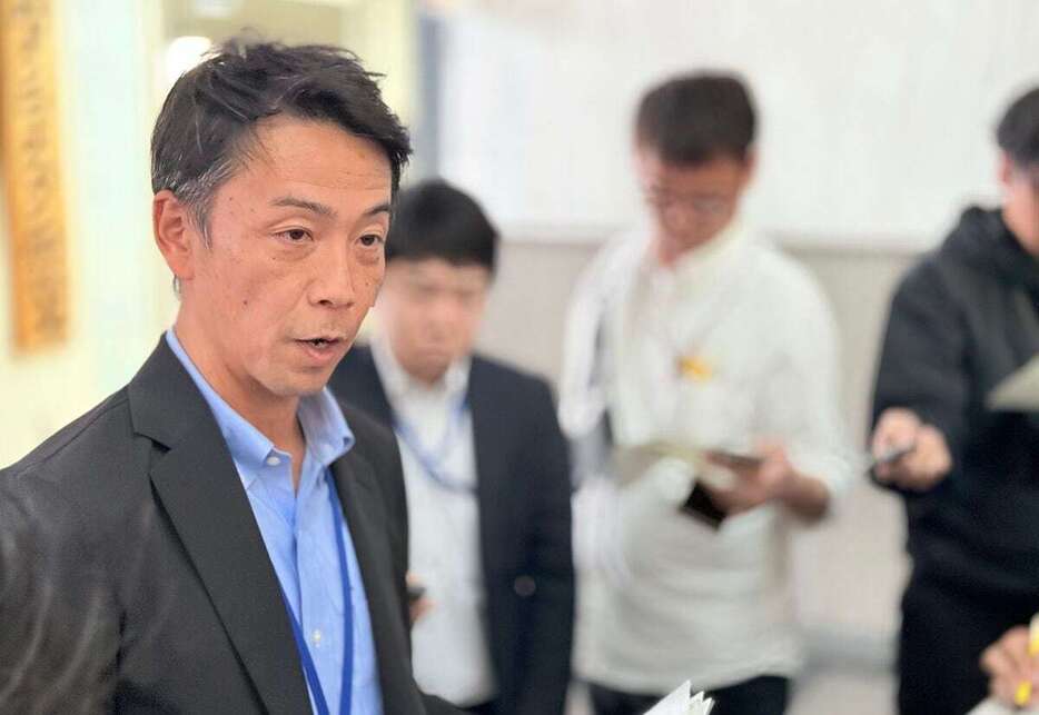 沖縄県庁で記者団の取材に応じる沖縄防衛局の三沢大輔調達部長＝29日午後、那覇市（大竹直樹撮影）