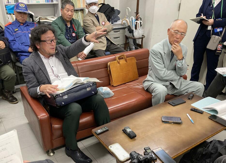 高裁判決後に会見を開いた池上さん（右）と中村憲昭弁護士。この翌週に最高裁へ上告することになる（2024年10月18日／札幌市内）