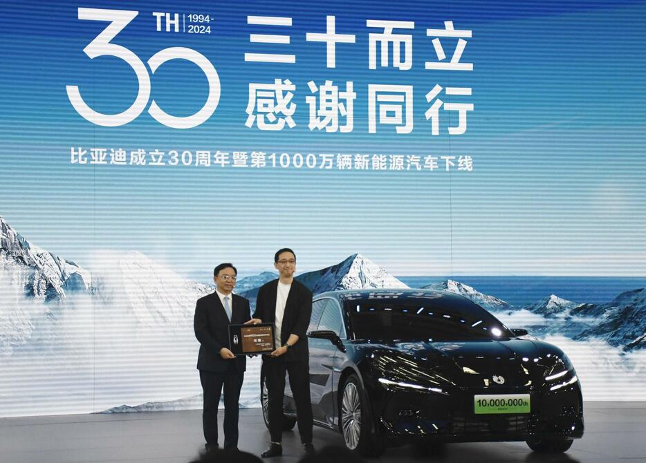 BYDが中国広東省の工場で開いた創業30周年式典＝18日（共同）