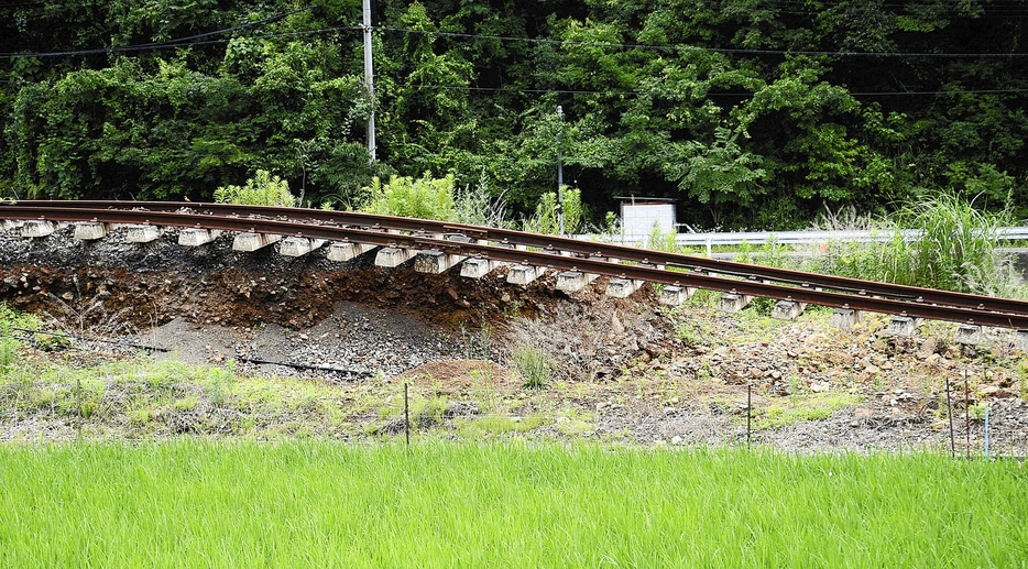 土台が流されたままのJR美祢線の線路（6月28日、山口県美祢市で）