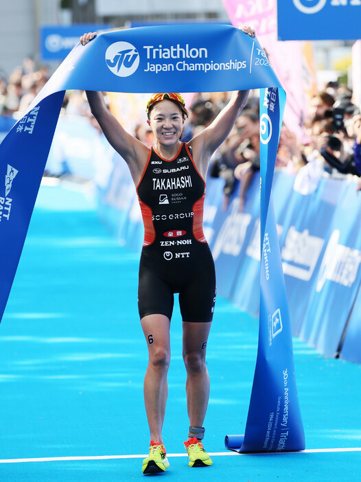 トライアスロンの日本選手権は１７日、東京・お台場海浜公園で行われ、女子はパリ五輪代表の高橋侑子が２時間０分３秒で２年連続４度目の優勝を遂げた。