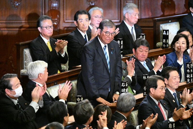 衆院本会議の首相指名選挙決選投票で内閣総理大臣に指名された石破茂首相（中央）＝国会内で2024年11月11日午後4時11分、平田明浩撮影