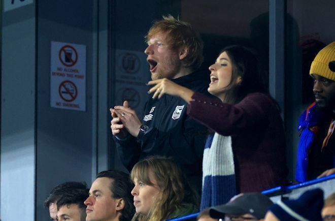 イプスウィッチ対マンチェスター・U戦を観戦に訪れたエド・シーラン（左奥）。(C)Getty Images