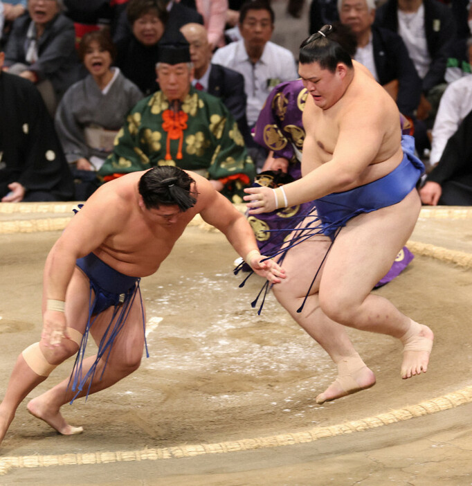 若隆景（左）に押し出しで敗れた大の里＝福岡国際センターで2024年11月15日、金澤稔撮影