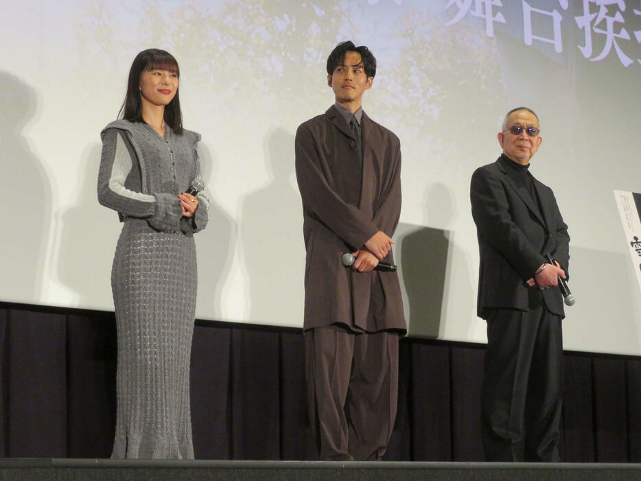 映画「雪の花ーともに在りてー」東京国際映画祭上映に登壇した、左から芳根京子、松坂桃李、小泉堯史監督（撮影・村上幸将）