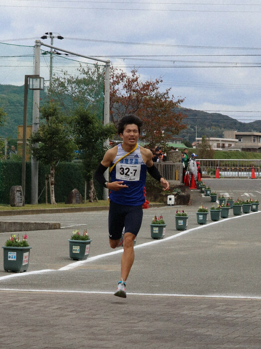 男子第75回近畿高校駅伝で2位となり都大路の切符を手にした須磨学園（兵庫）の梅田大陸＝兵庫県南あわじ市で2024年11月24日午後0時36分、岸桂子撮影